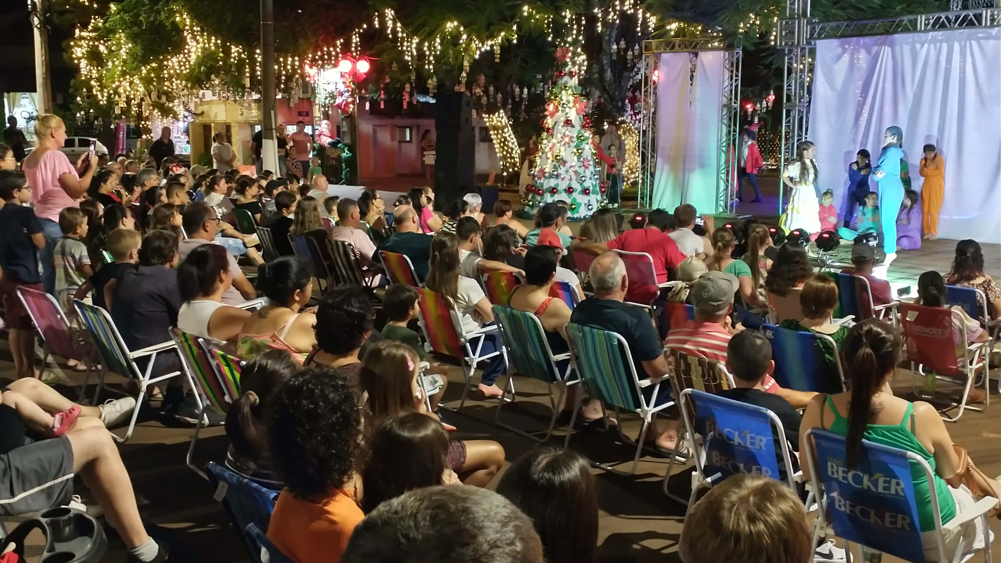 Praça Aládio Ferreira foi palco da peça “Natal Para Sempre”