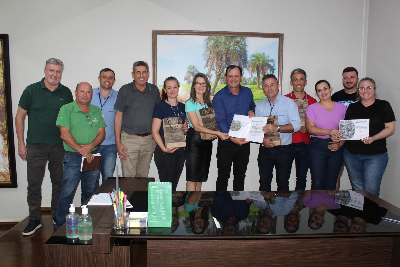 Governo Municipal recebe relatório 2023 e planejamento 2024 da Emater