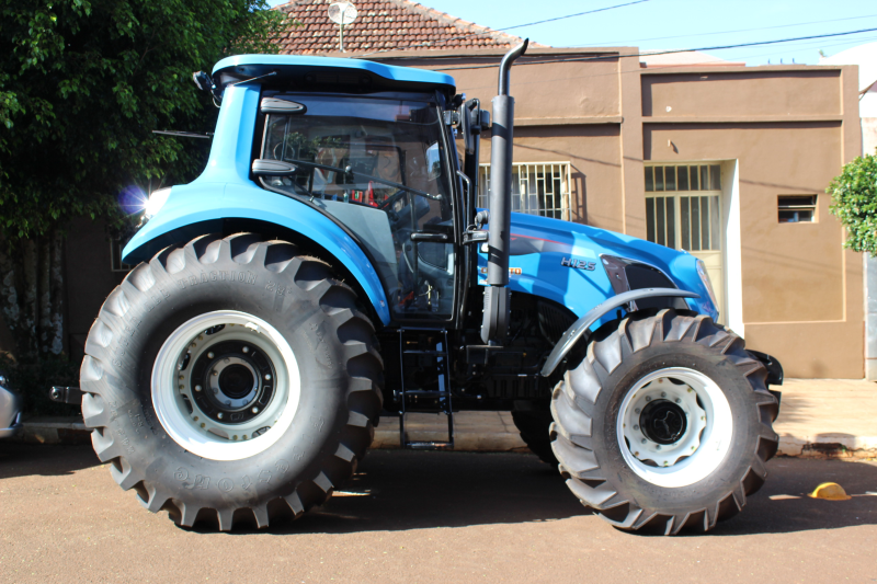 Mais um trator é entregue para a Secretaria de Agricultura