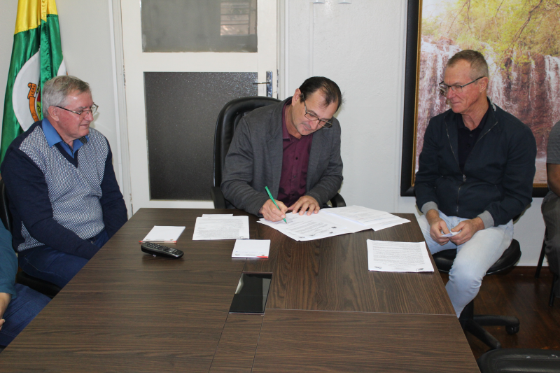 Prefeito assina Ordem de Serviço para ampliação de 7 redes de energia