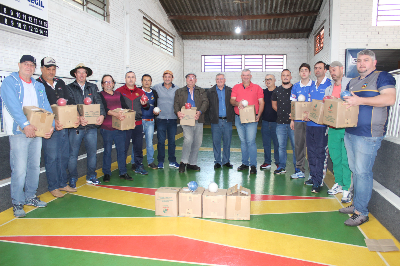 Prefeitura entrega 14 ternos de bocha a associações do município