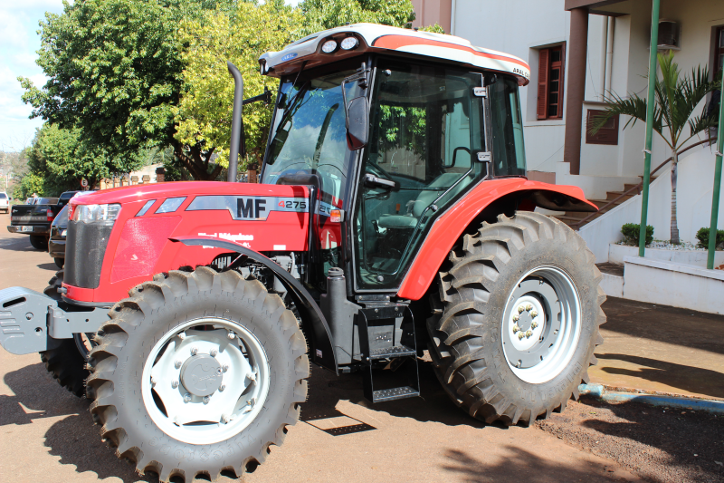 Prefeitura adquire mais um trator novo para fortalecer o trabalho no campo