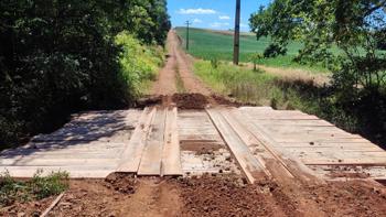 <p>Reparo na ponte do travess&atilde;o entre a comunidade da Linha Acre e Linha Paranagu&aacute;.</p>