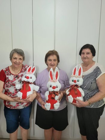 <p>confec&ccedil;&atilde;o dos coelhos de P&aacute;scoa</p>