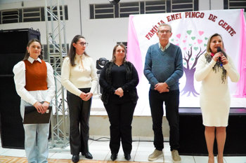 Festa da Fam&iacute;lia re&uacute;ne comunidade escolar em noite especial.