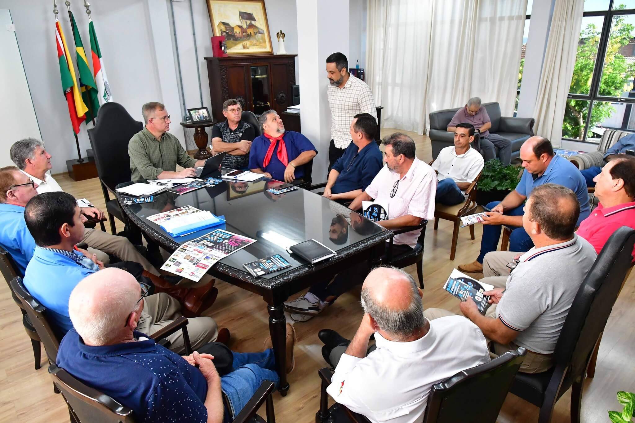 Prefeito recebe representantes de entidades tradicionalistas 