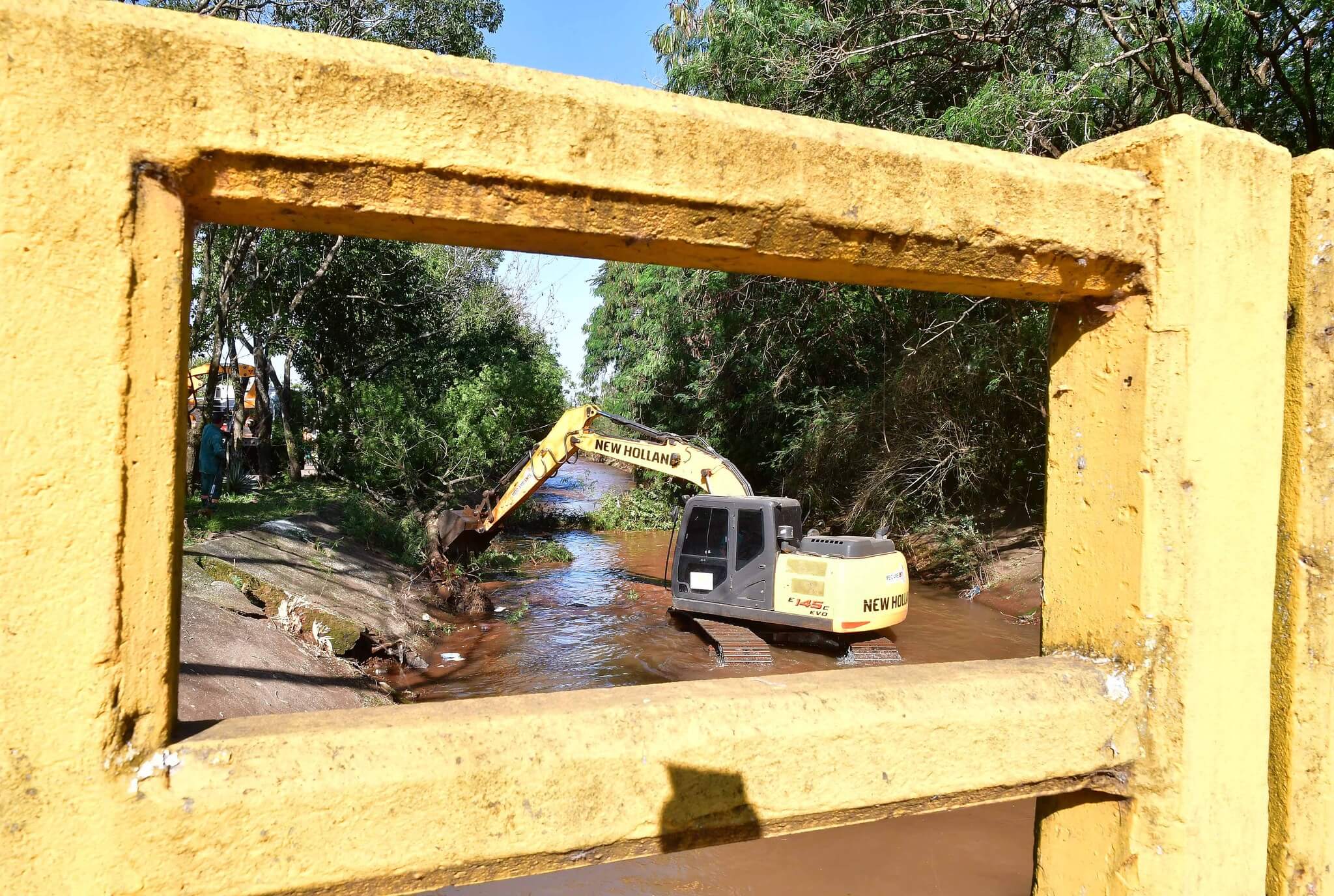 Limpeza no Itaquarinchim é feita para prevenir alagamentos