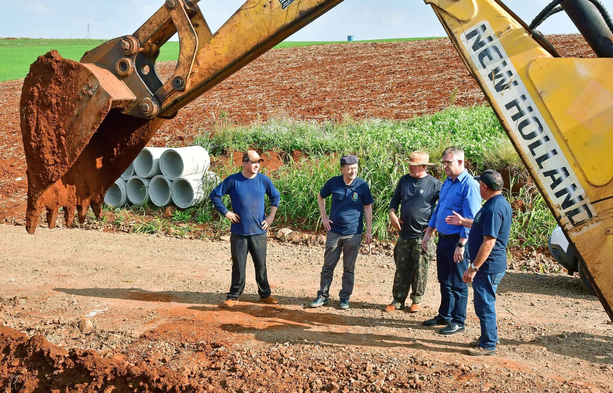 Parceria garante instalação de tubos de concreto no meio rural