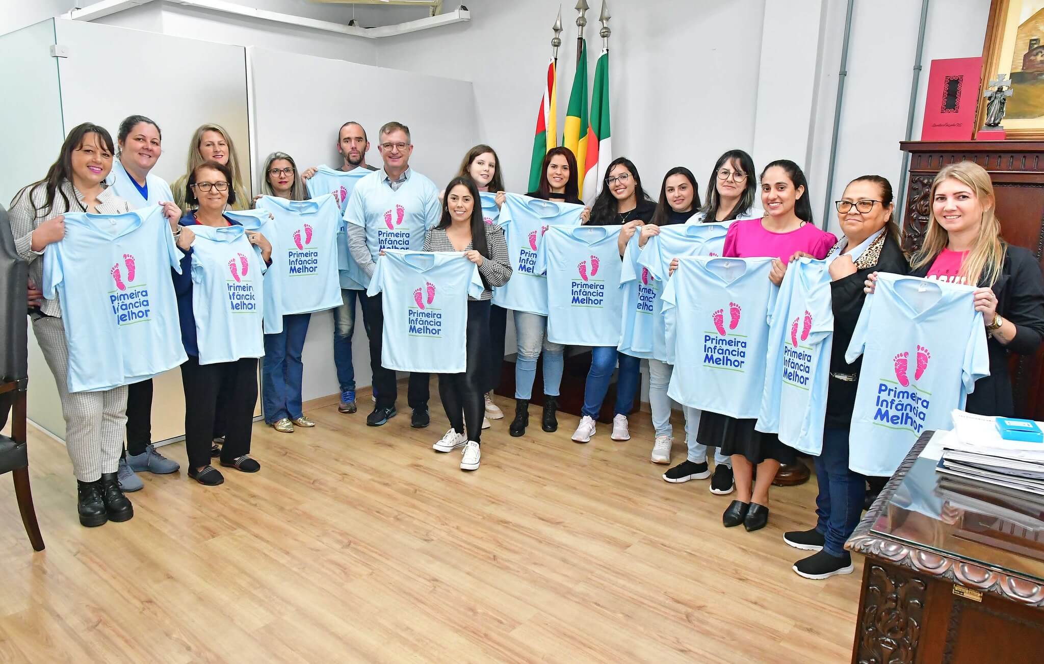 Visitadores do Primeira Infância Melhor (PIM) recebem camisetas