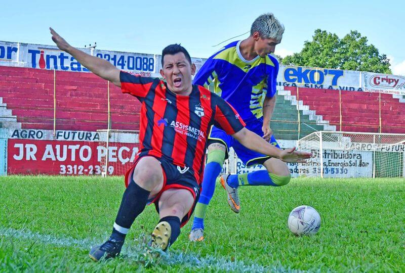 Bocha e futebol de campo movimentam o esporte no fim de semana