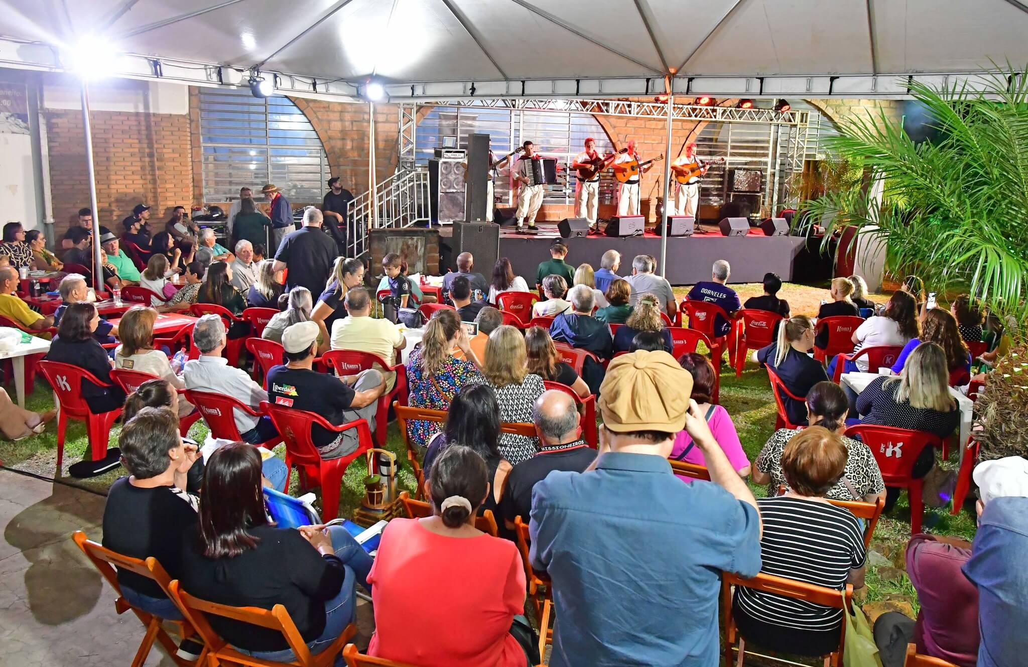 Feira do Peixe abre com grande show nativista