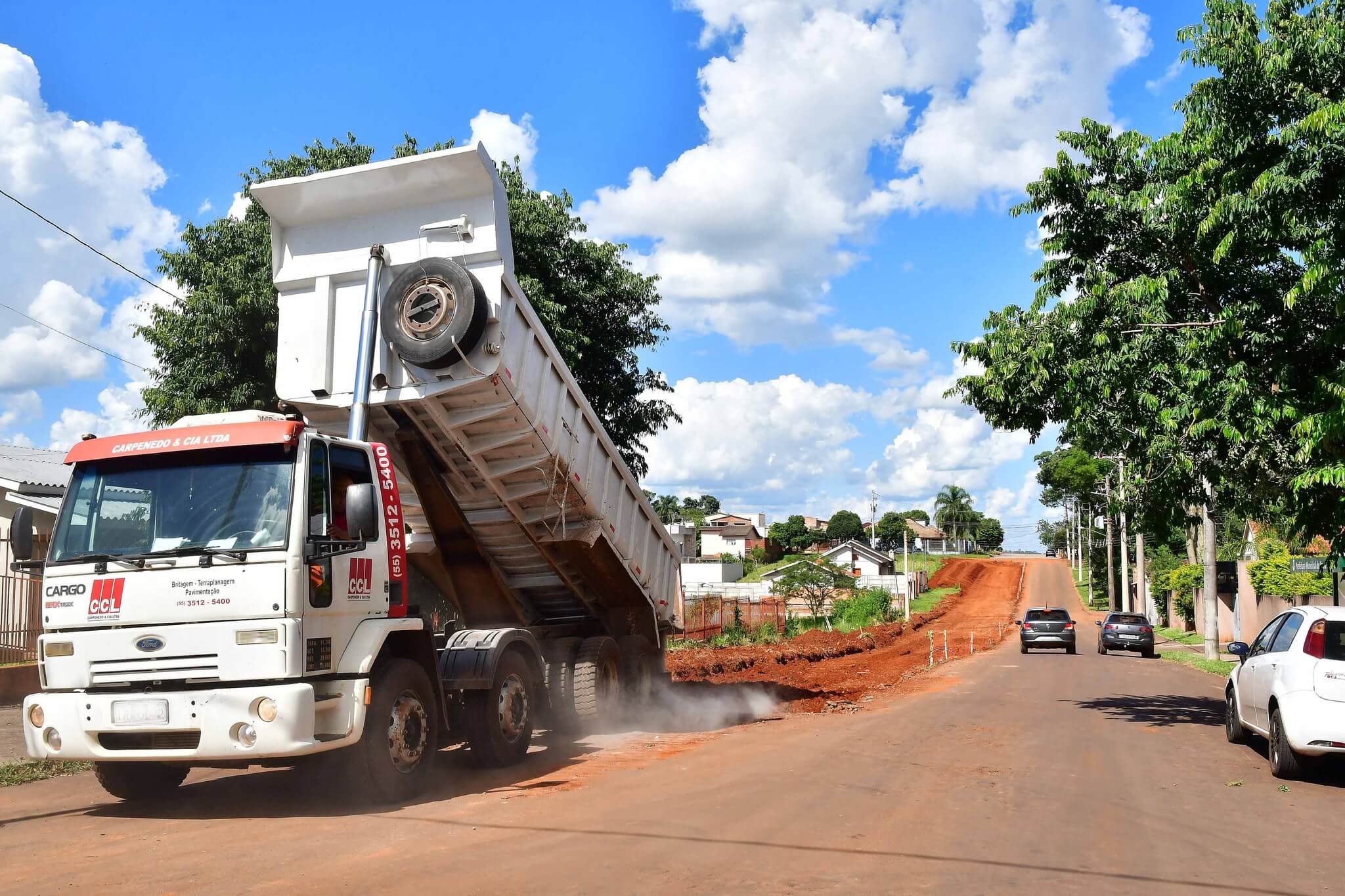 Governo trabalha no asfaltamento de 4,6 quilômetros na cidade e interior