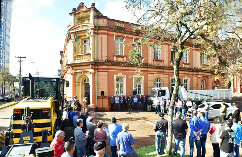Governo Municipal investe mais de R$ 1,6 milhões em máquinas e veículos