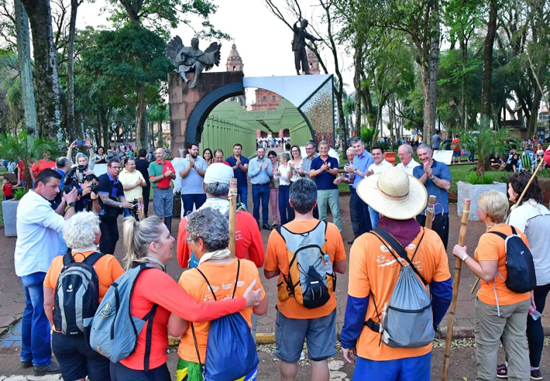 Grande público recepciona os peregrinos da primeira caminhada internacional