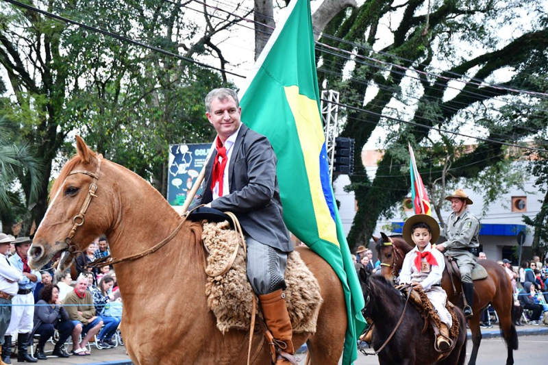 Alguns registros do Desfile na Marechal Floriano marcou encerramento da Semana Farroupilha em Santo Ângelo
