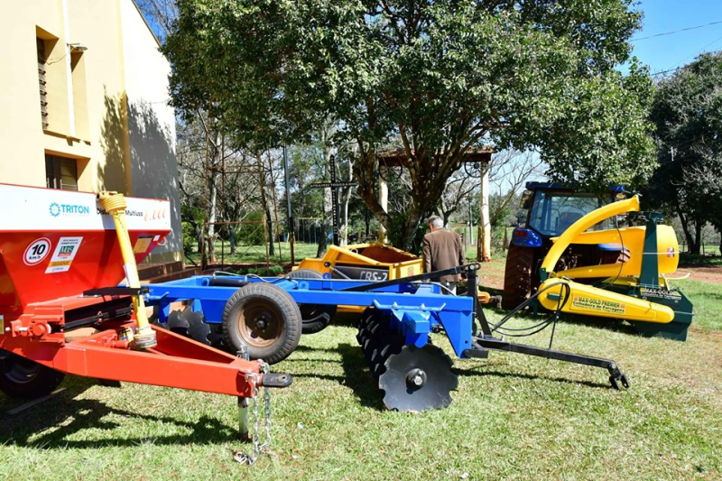 Município contemplará associações de produtores com implementos