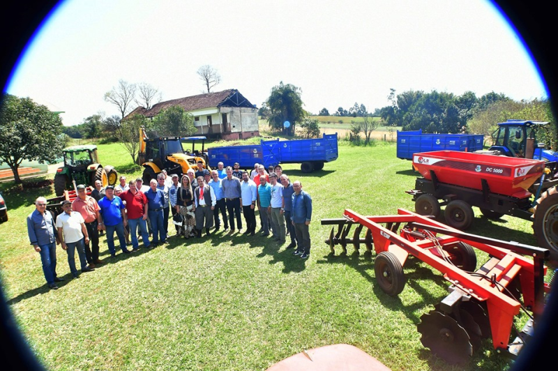 Associações de produtores recebem implementos