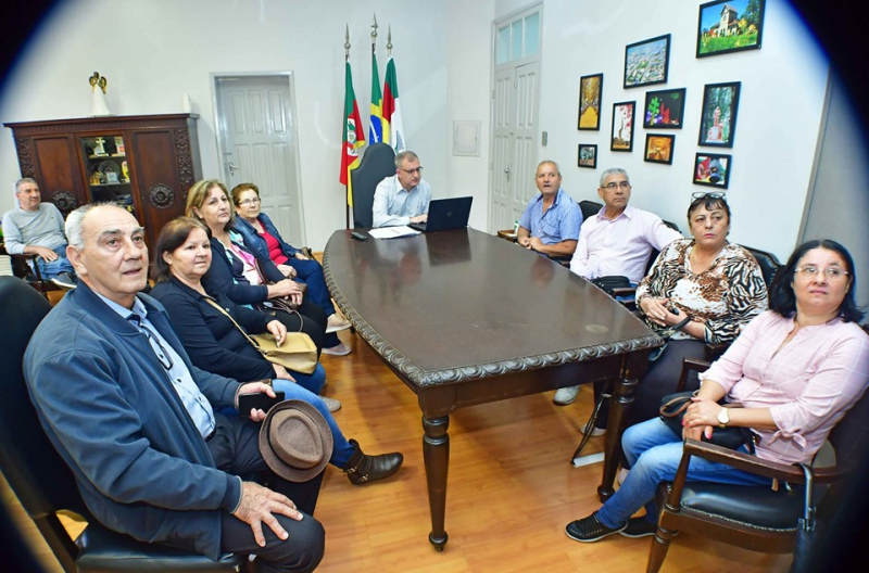 Comunidade católica do Bairro Ditz reúne-se com o prefeito