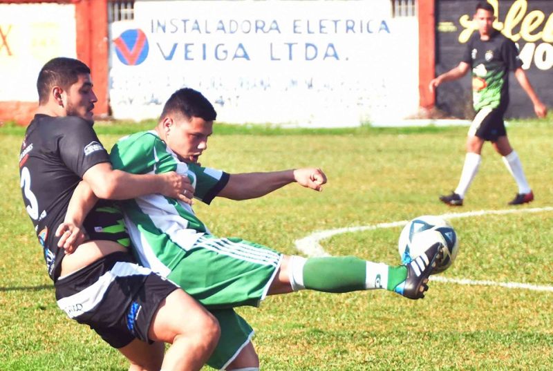 Nos gramados, jogos pelos municipais da cidade e do interior e futebol sete