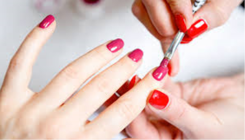 CMM e iniciativa privada oferecem oficinas de manicure