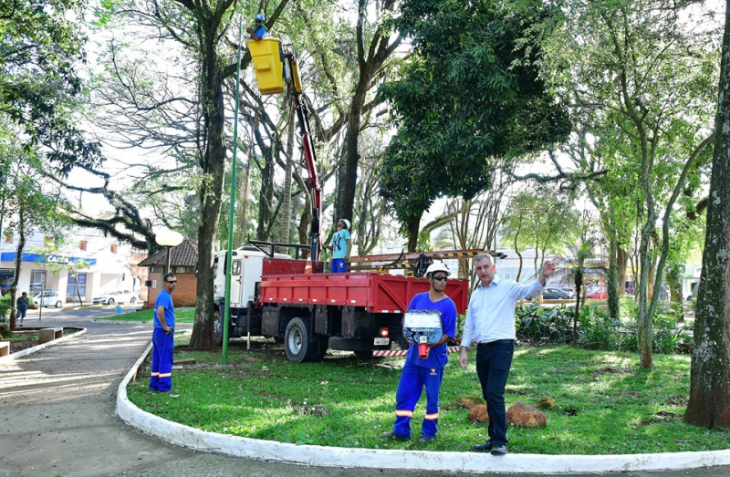 Praça Leônidas Ribas recebe iluminação led