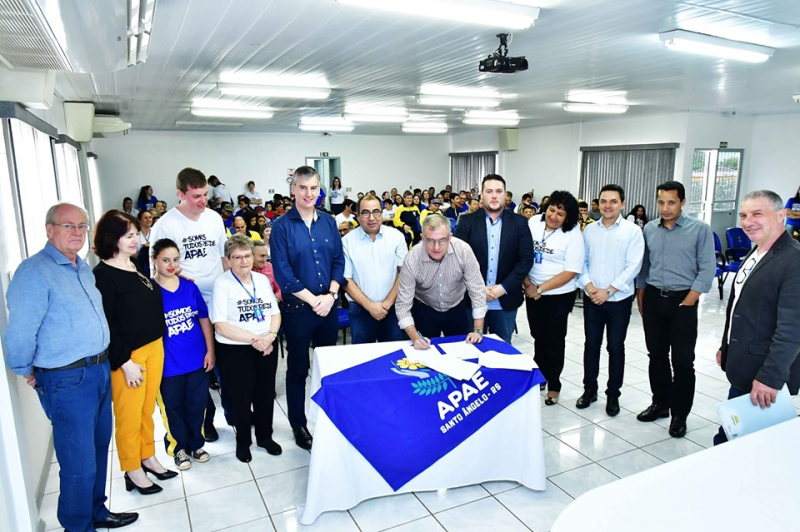 Formalizada cessão de uso de terreno para a APAE