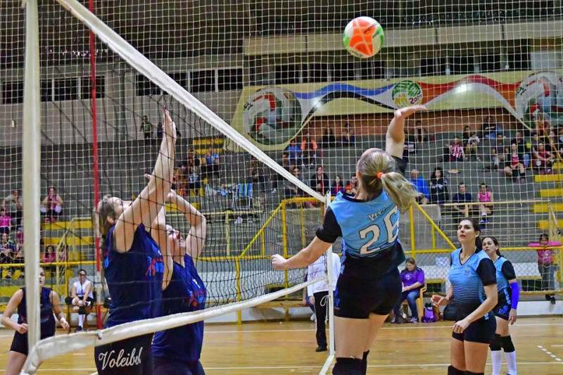 Vôlei feminino marca a abertura do campeonato municipal
