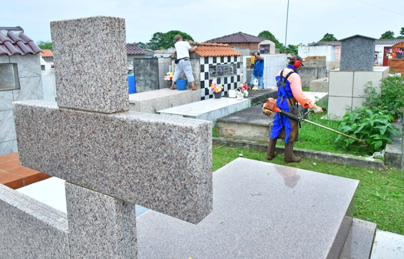 Cemitérios municipais recebem limpeza e adequações para o Dia de Finados