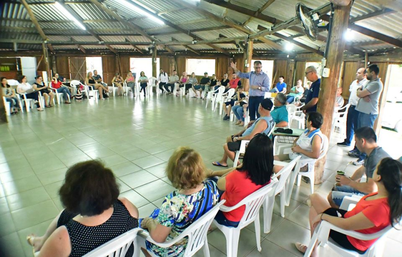 Prefeito dialoga com comunidade sobre melhorias no Bairro Menezes
