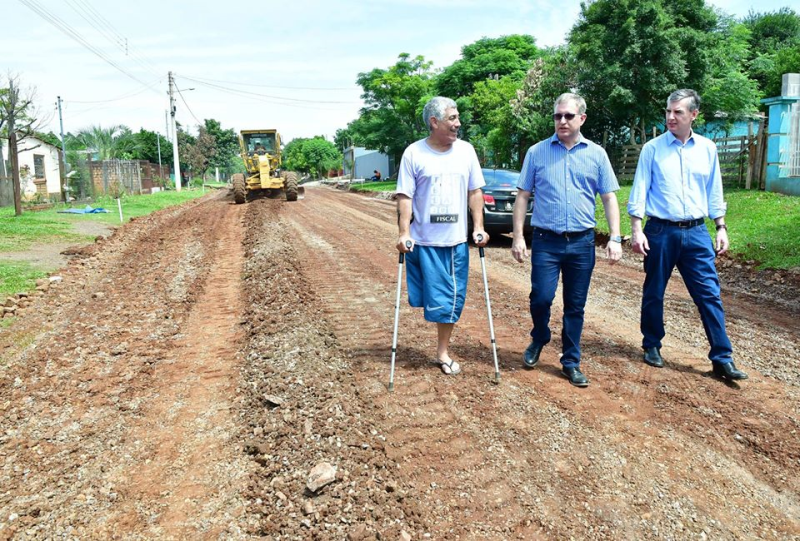 Prefeito Jacques e deputado Eduardo visitam obras de pavimentação