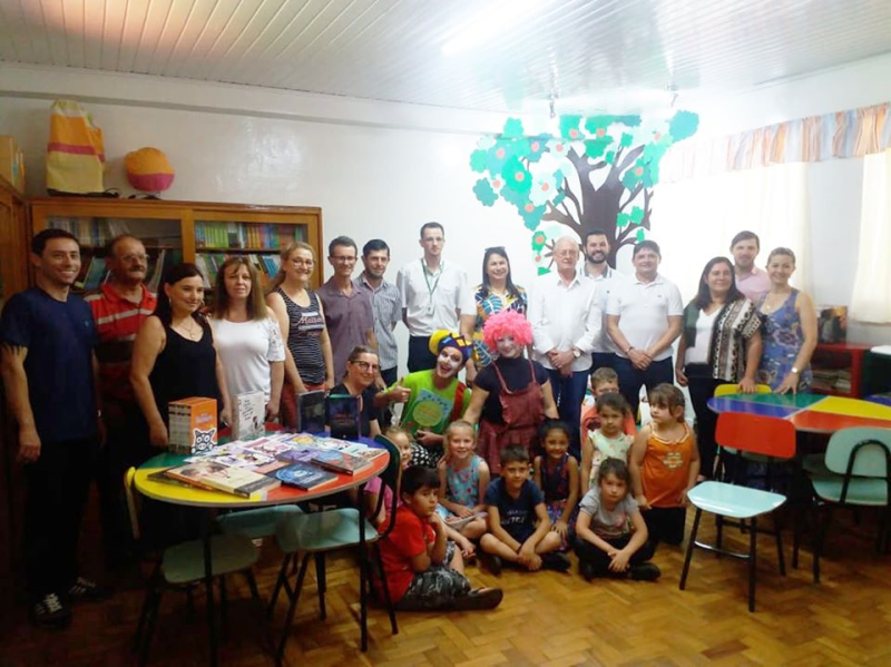 EMEF Nossa Senhora Aparecida reinaugura biblioteca