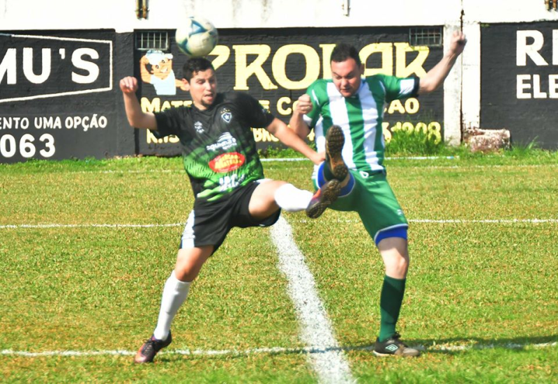Futebol de campo da cidade com rodada de poucos gols