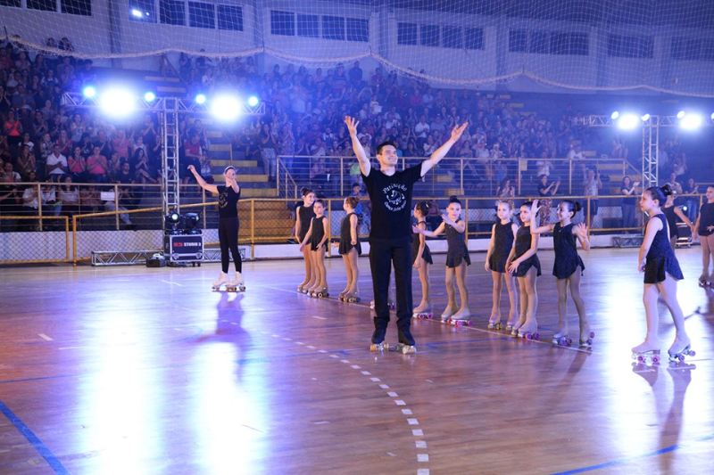 Show de patinação reúne grande público no Ginásio Marcelo Mioso
