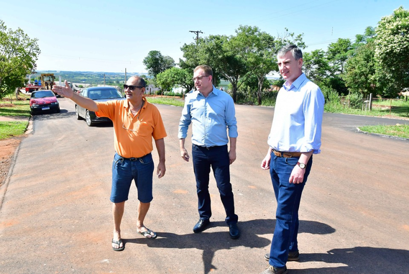 Prefeito e deputado visitam obras no Bairro Pilau