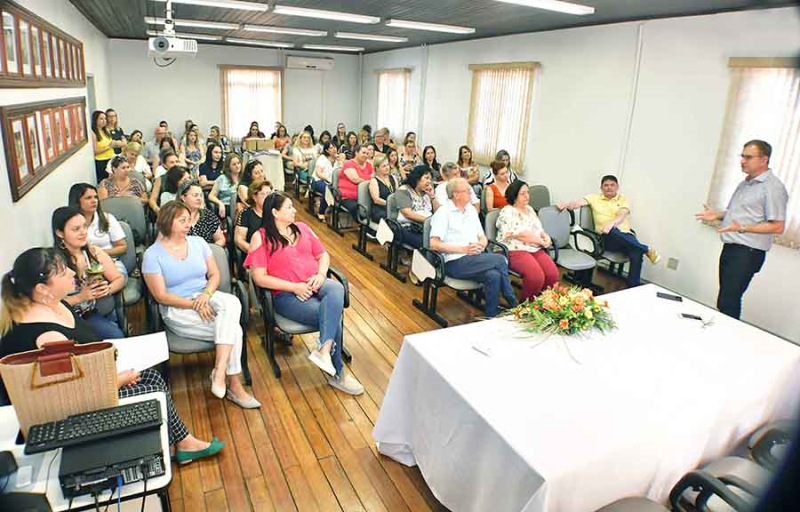 Conselho Municipal de Educação recebe o documento orientador