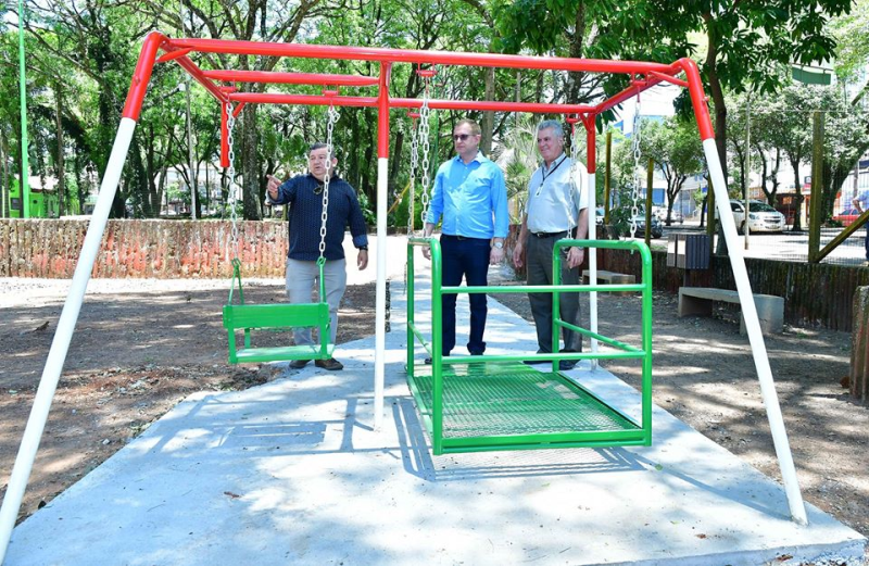 Balanço adaptado para cadeirantes é instalado na Praça Leônidas Ribas