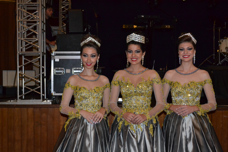 Soberanas da 17ª Fenamilho são coroadas em baile no Clube Gaúcho