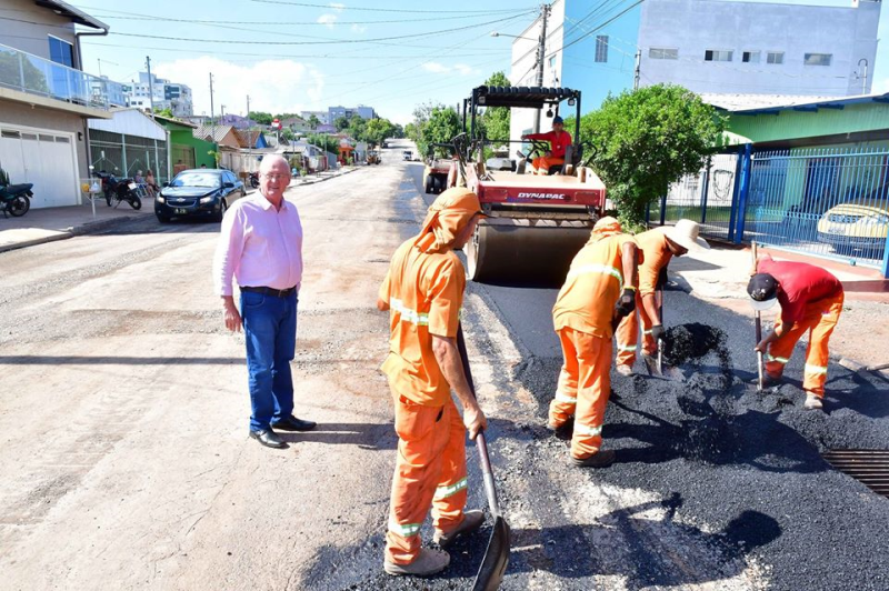 Trecho de 424 metros da Rua Antunes Ribas está sendo asfaltado