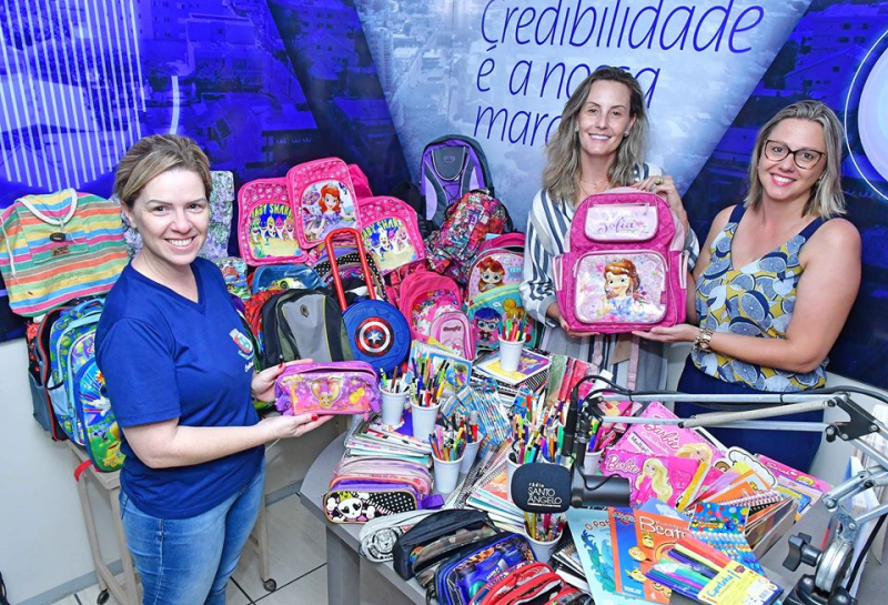 Rádio Santo Ângelo repassa material escolar arrecadado à Central do Bem
