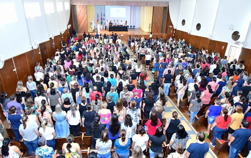 Ano letivo para a rede municipal iniciou hoje