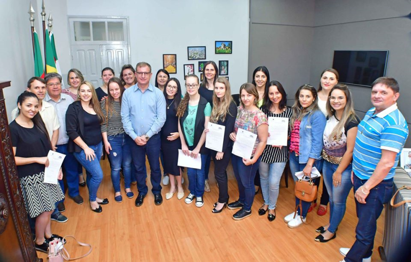 Prefeito empossa mais 17 servidores