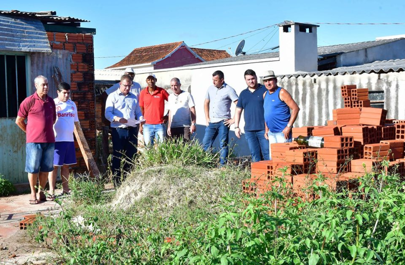 Prefeito Jacques visita obras nos bairros e ouve a comunidade