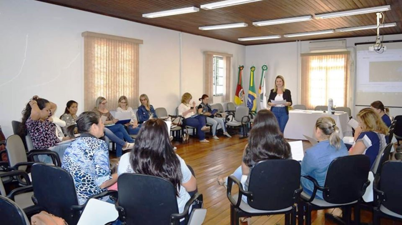 Educadores da rede municipal participam de formação pedagógica