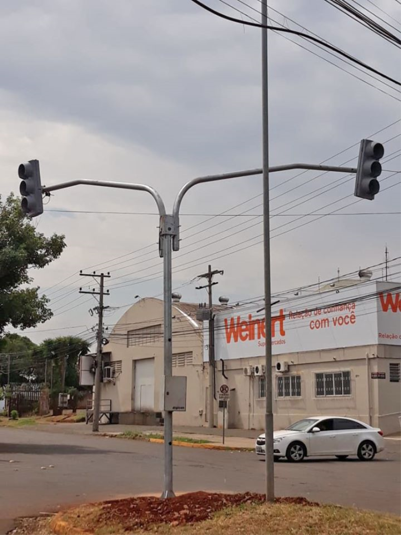 Governo Municipal instala semáforo no bairro Pippi
