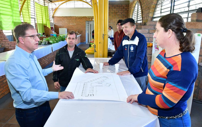 Prefeito discute projeto de ampliação do Pavilhão da Agricultura Familiar