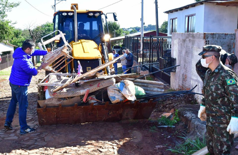 Força-tarefa recolhe toneladas de lixo no combate a dengue