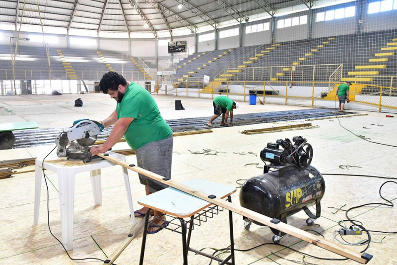 Novo piso do Ginásio Marcelo Mioso está sendo colocado