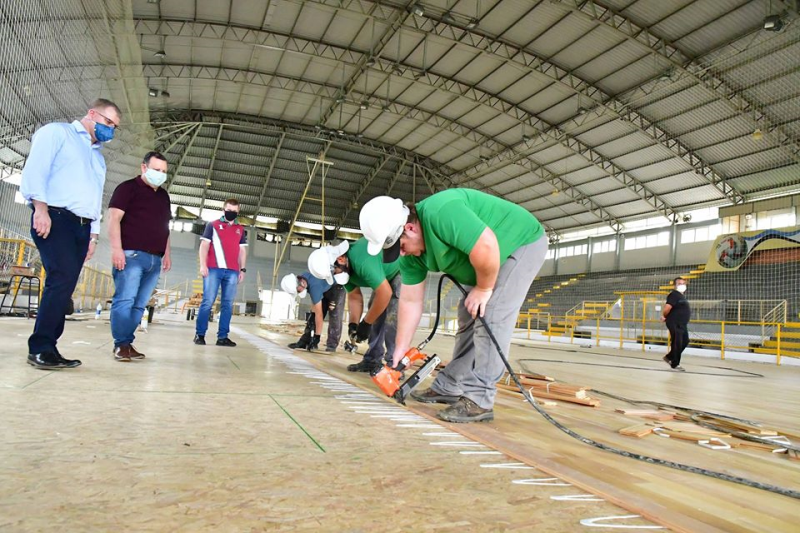 Empresa termina colocação de novo piso no ginásio Marcelo Mioso