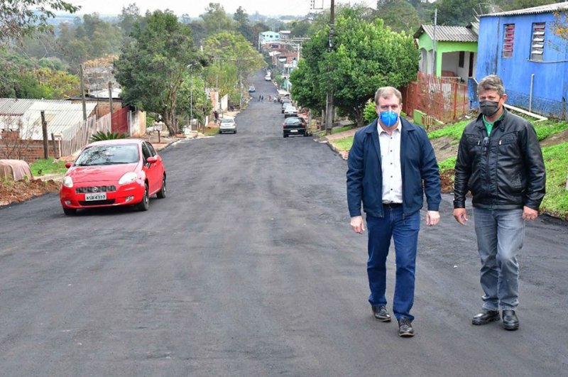 Bairro Aurora recebe asfaltamento e prefeito anuncia mais obras