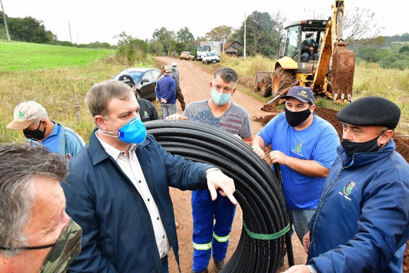 SEMAGRI substitui 1.300 metros de rede de água